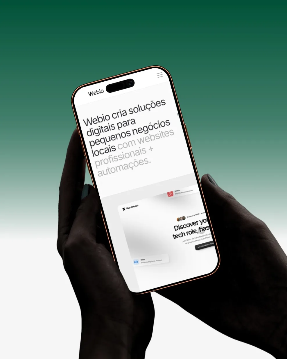 Telemóvel segurado nas mãos a mostrar o site da Webiio na versão móvel
